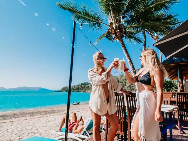 Palm-Bay-Resort-Long-Island-Queensland guests having a cocktail at Palm Bay Resort Long Island Whitsundays