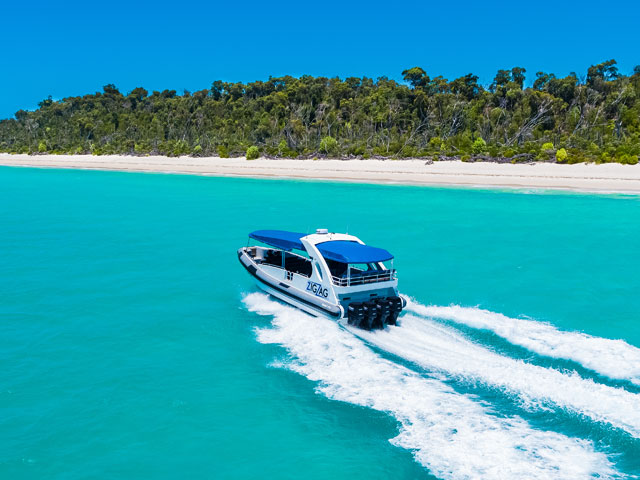 Zigzag boat at whitehaven beach