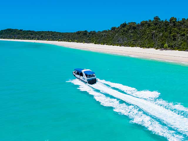 Zigzag boat at whitehaven beach