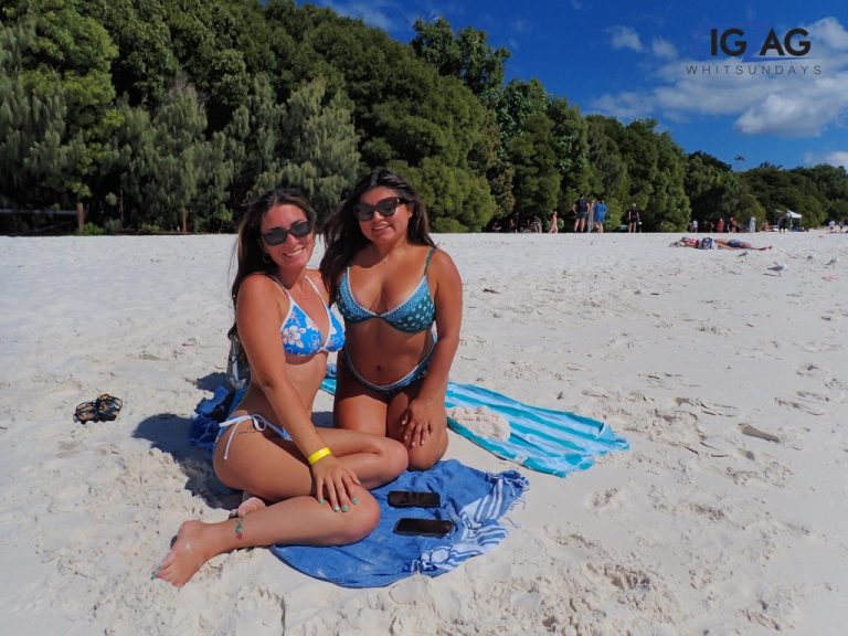 2 friends at whitehaven beach